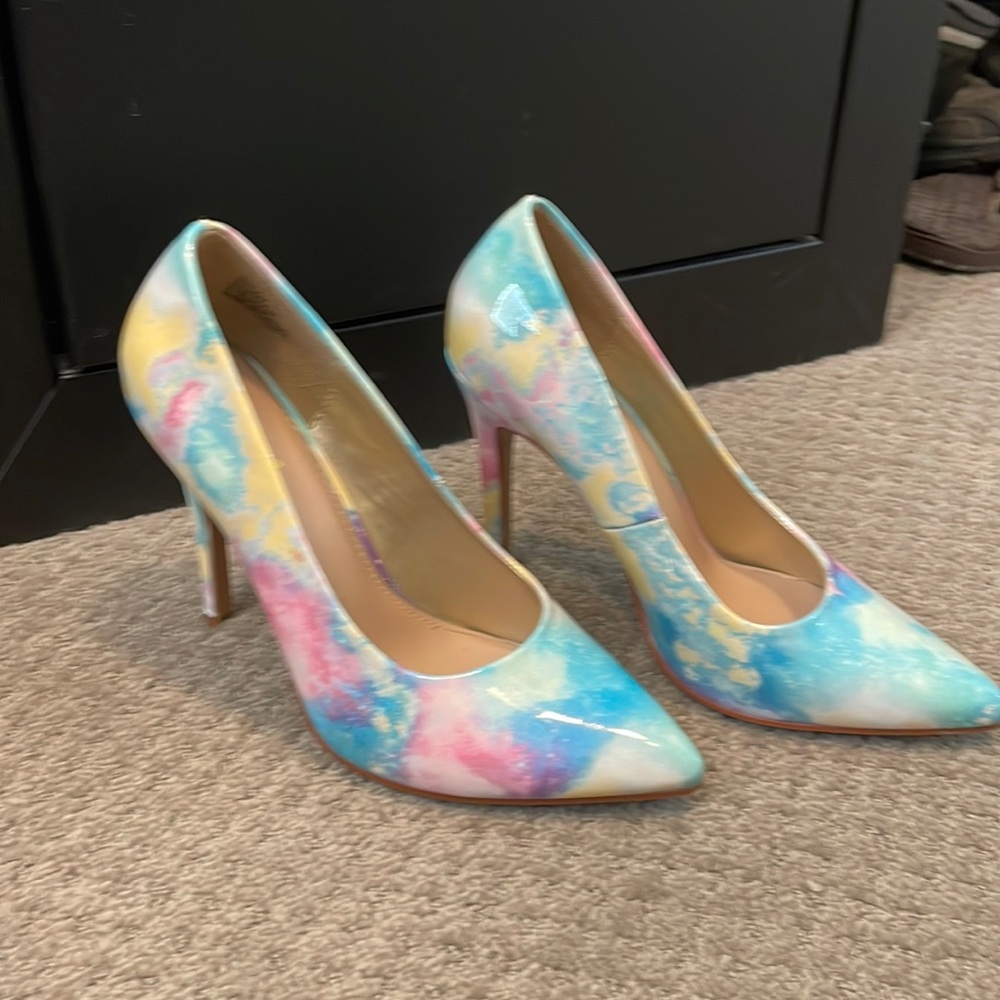 Gorgeous multicolor pumps size 7